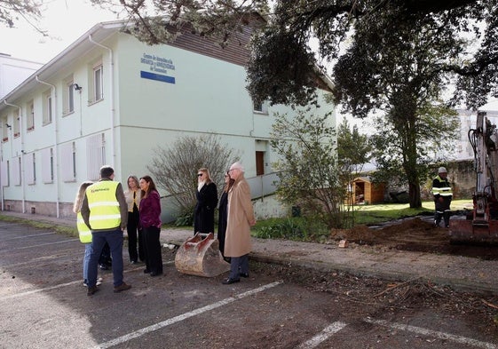 Un momento de la visita de la consejera al Centro de Atención a la Infancia, Adolescencia y Familia de General Dávila