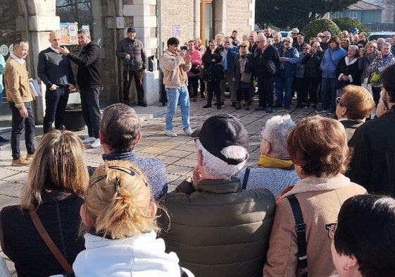 Alcalde, director de la radio y vecinos congregados en el Ayuntamiento.