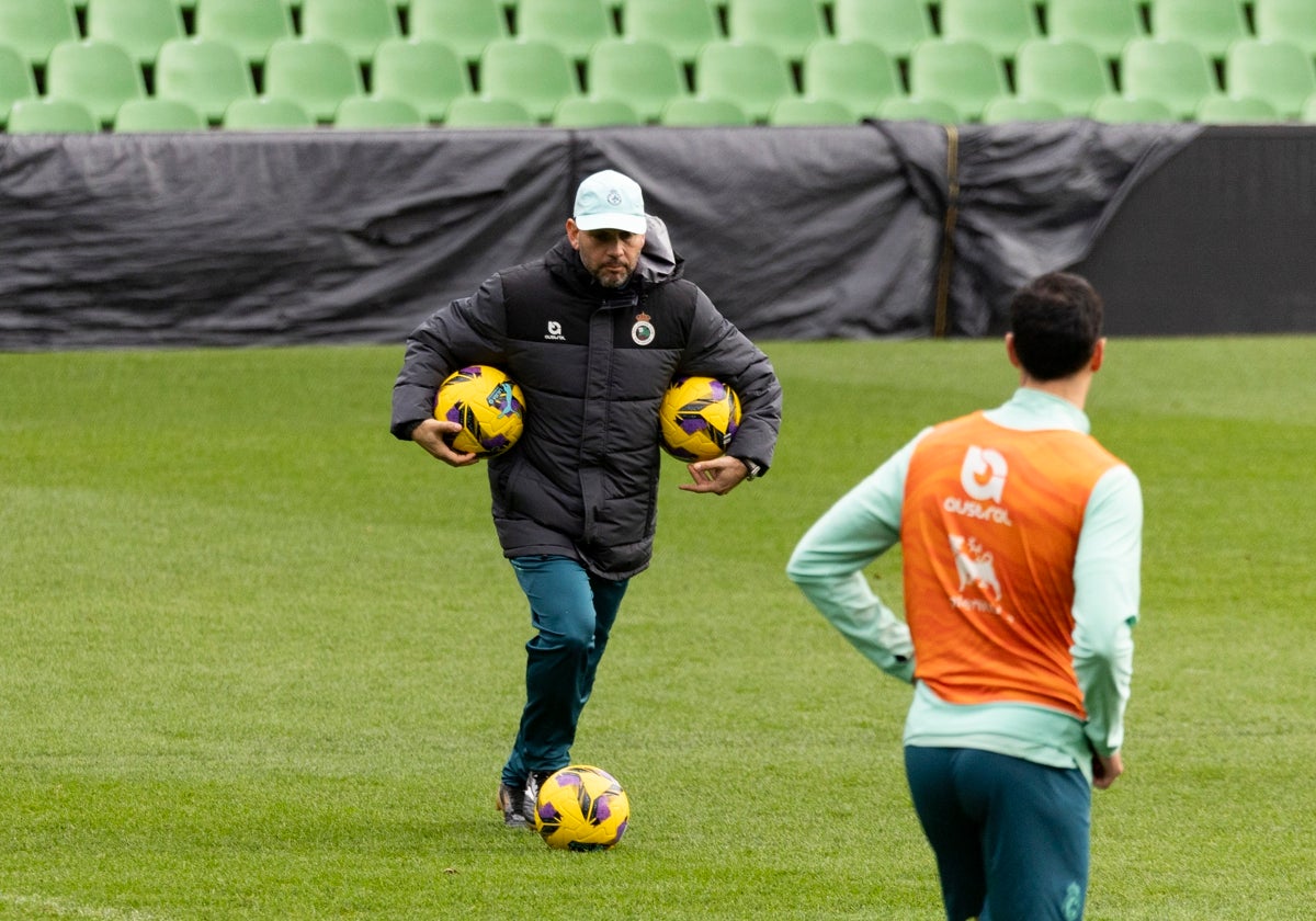 José Alberto sostiene dos balones durante un entrenamiento en El Sardinero