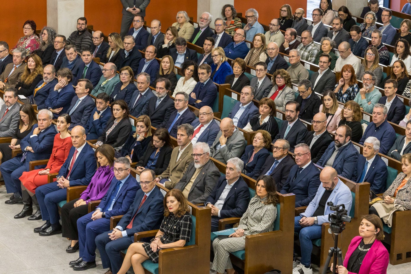 El equipo de López ha ocupado las primeras filas del Paraninfo, al que también ha asistido otros representantes de la UC. 