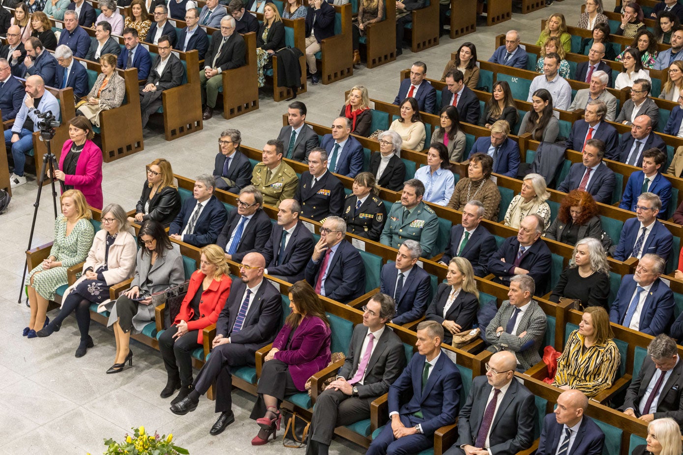 María José González Revuelta, presidenta del Parlamento; Consuelo Gutiérrez, secretaria general de la Delegación de Gobierno; Gema Igual, alcaldesa de Santander; los consejeros María Jesús Susinos, César Pascual y Begoña del Río, o el presidente del Tribunal Superior de Justicia de Cantabria, José Luis López del Moral, han sido algunos de los asistentes al acto. 