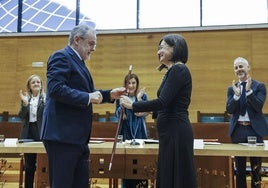 Conchi López toma el bastón de rectora de manos de su predecesor, Ángel Pazos, en presencia de Isabel Urrutia, María José Sáenz de Buruaga y Sergio Silva.