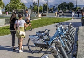 Parada de bicicletas eléctricas junto a la plaza de Alfonso XIII, en Santander.