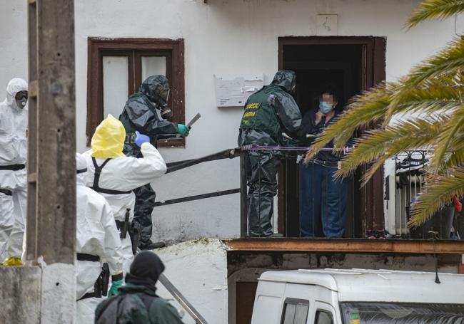 Confinados. La Guardia Civil intervino en Santoña para evitar que algunos vecinos no cumplieran con el encierro forzado.