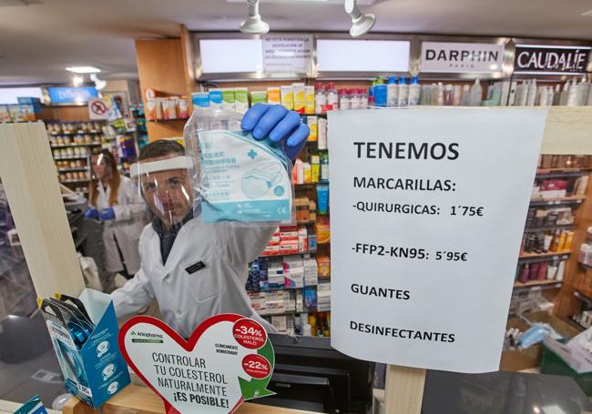 Sin material. Las farmacias cántabras también sufrieron la escasez de material sanitario por la enorme demanda.