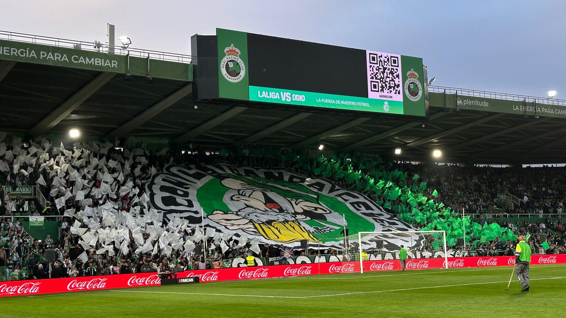 La Gradona acompañó el tifo que había realizado con una coreografía con banderines. 