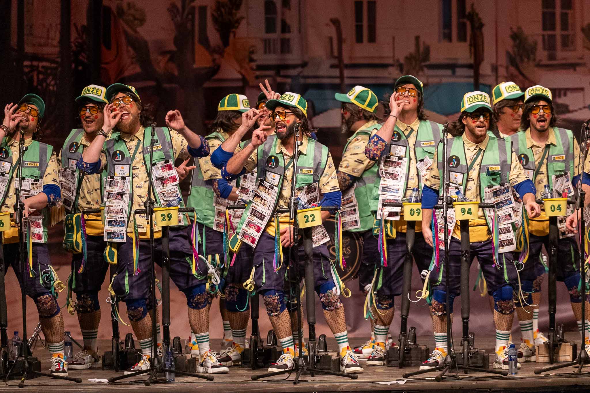 Los Artistas se metieron en la piel de cuponeros de la Onze.