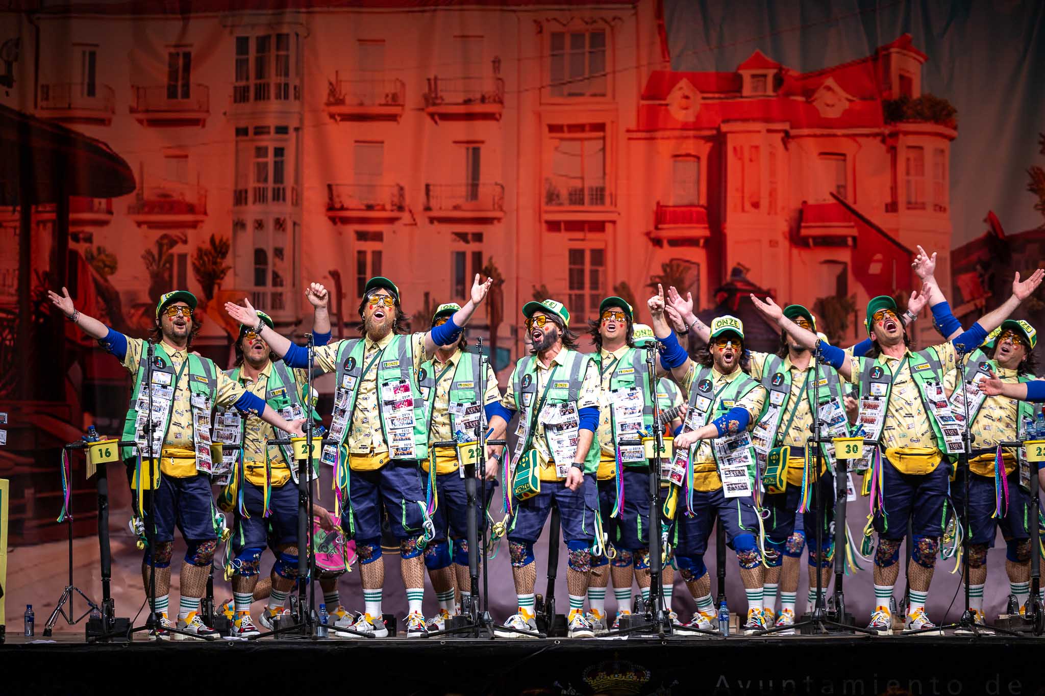 Los Artistas cantaron que reparten la suerte y cumplen sueños con sus boletos. 