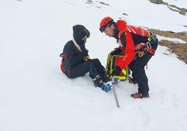 Evacuado en helicóptero un esquiador con luxación de hombro en Alto Campoo