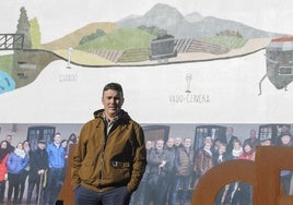 Fernando Franco posa con un mural de fondo en Mataporquera.