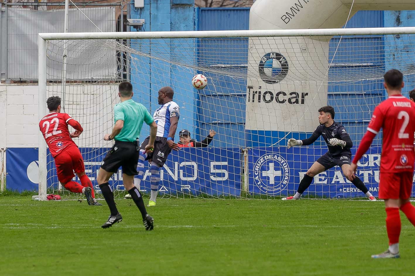 Santamaría anota el primer gol para los blanquiazules.