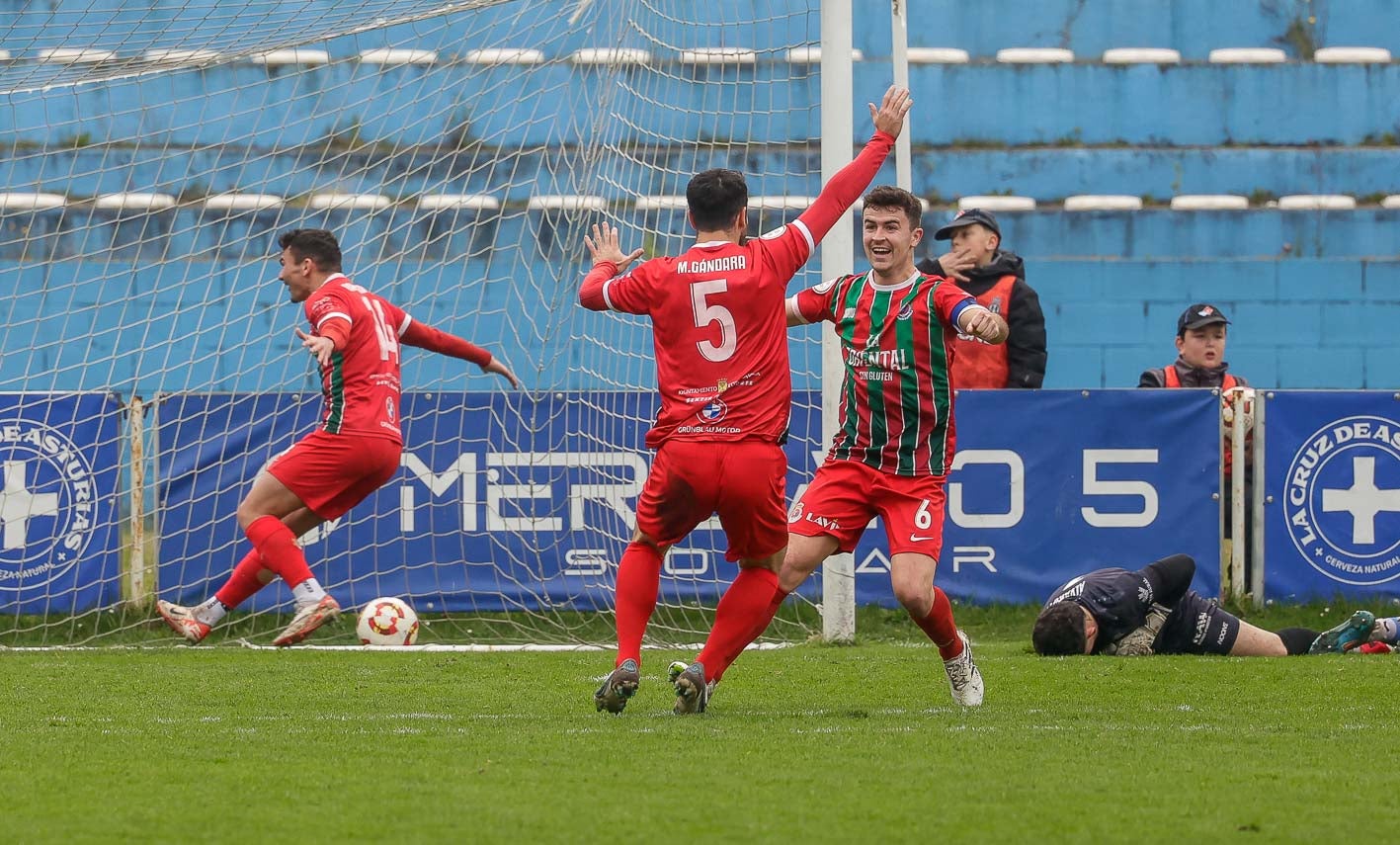 Gándara y Alberto Gómez celebran el segundo gol gimnástico.