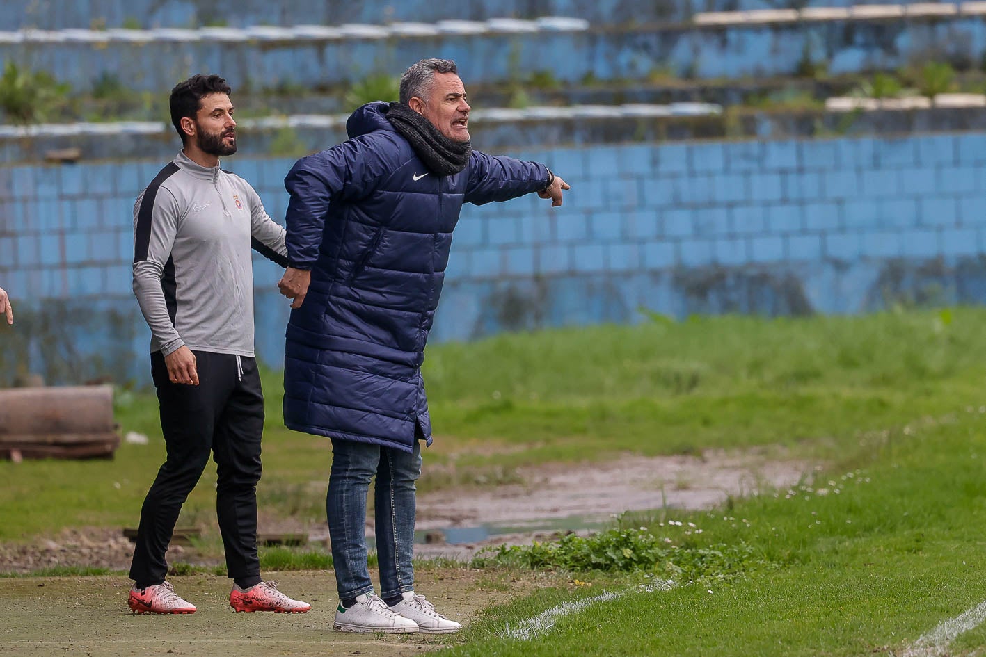 Manu Calleja da instrucciones a sus jugadores.