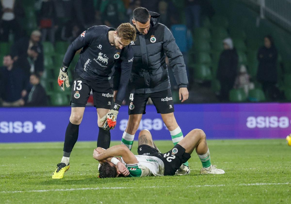 Jokin Ezkieta se interesa por su compañero Javi Montero, tumbado en el suelo de El Sardinero.