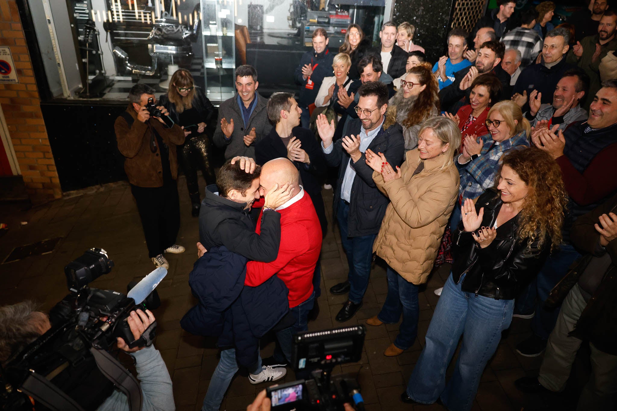 Casares se funde en un abrazo con el alcalde de Cartes, Agustín Molleda, al conocer los resultados.