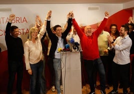 Casares celebra la victoria flanqueado por la alcaldesa de Castro, Susana Herrán, y el regidor de Cartes, Agustín Molleda