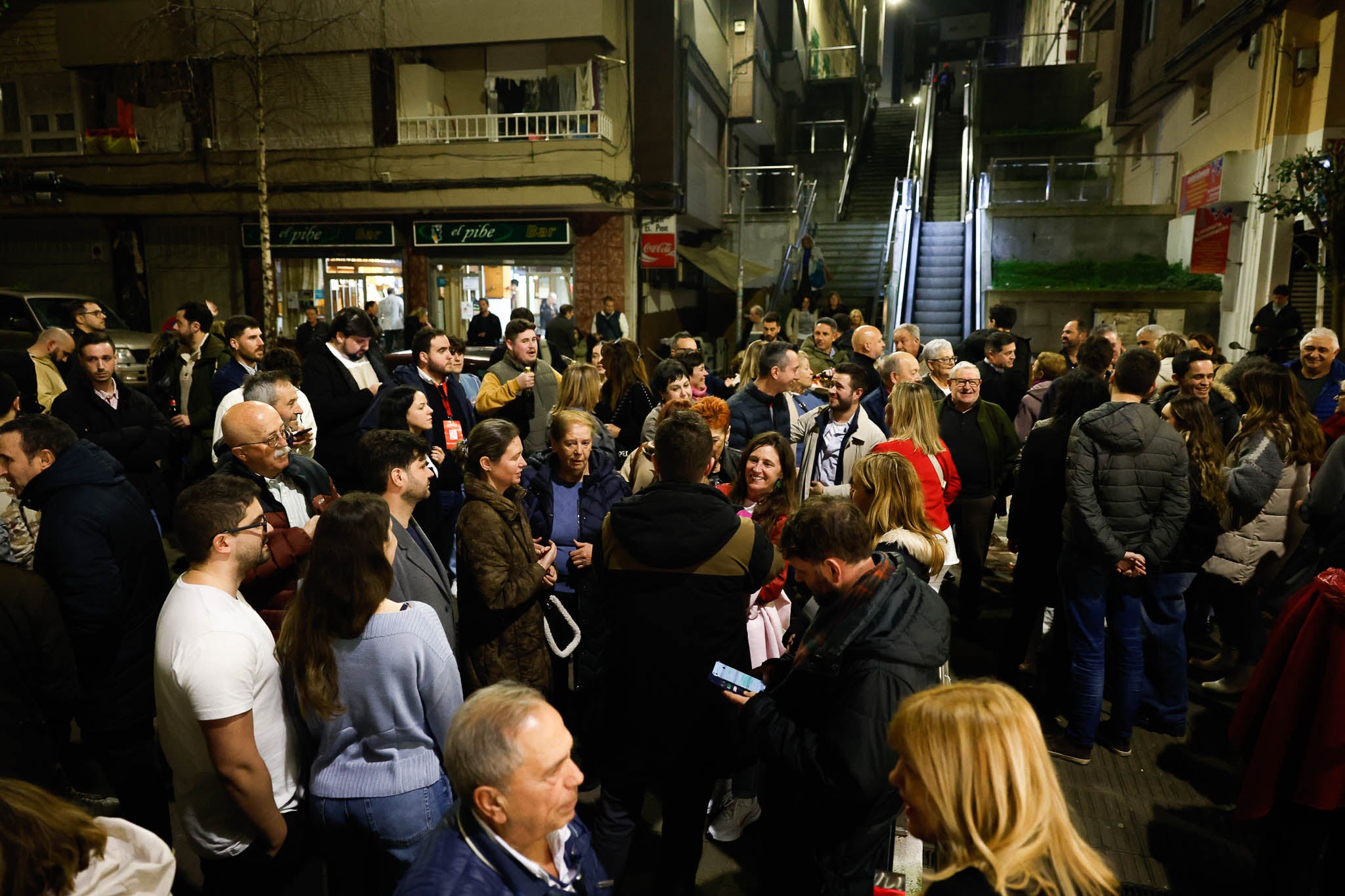 Militantes que se acercaron a la sede del PSOE tras conocerse la victoria de Casares.