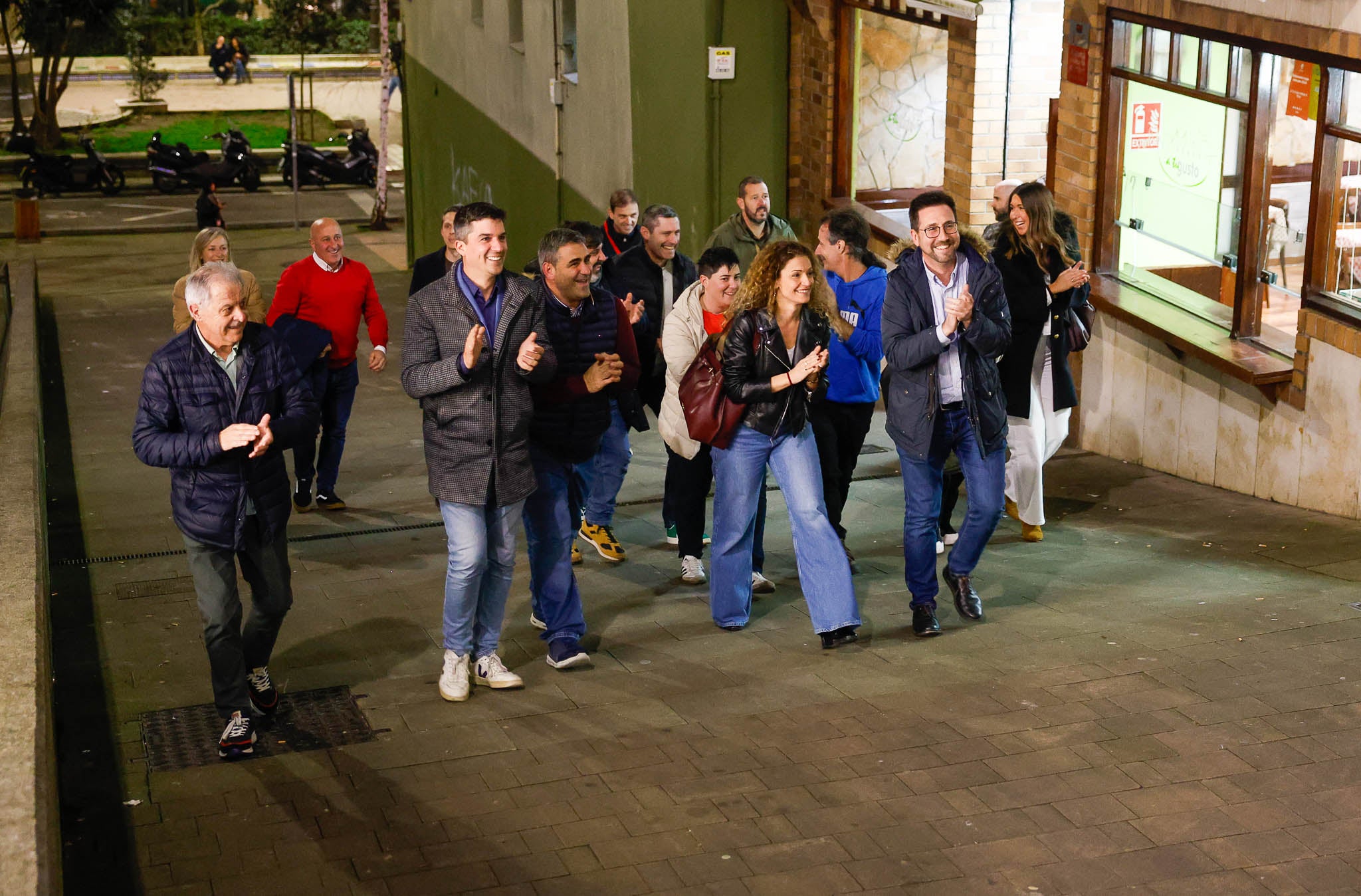 Daniel Fernández, Ainoa Quiñones y Javier Incera, llegan a la sede del PSOE en la calle Vargas.