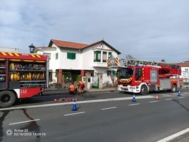 Herida una mujer por inhalación de humo tras un incendio en su cocina en Colindres