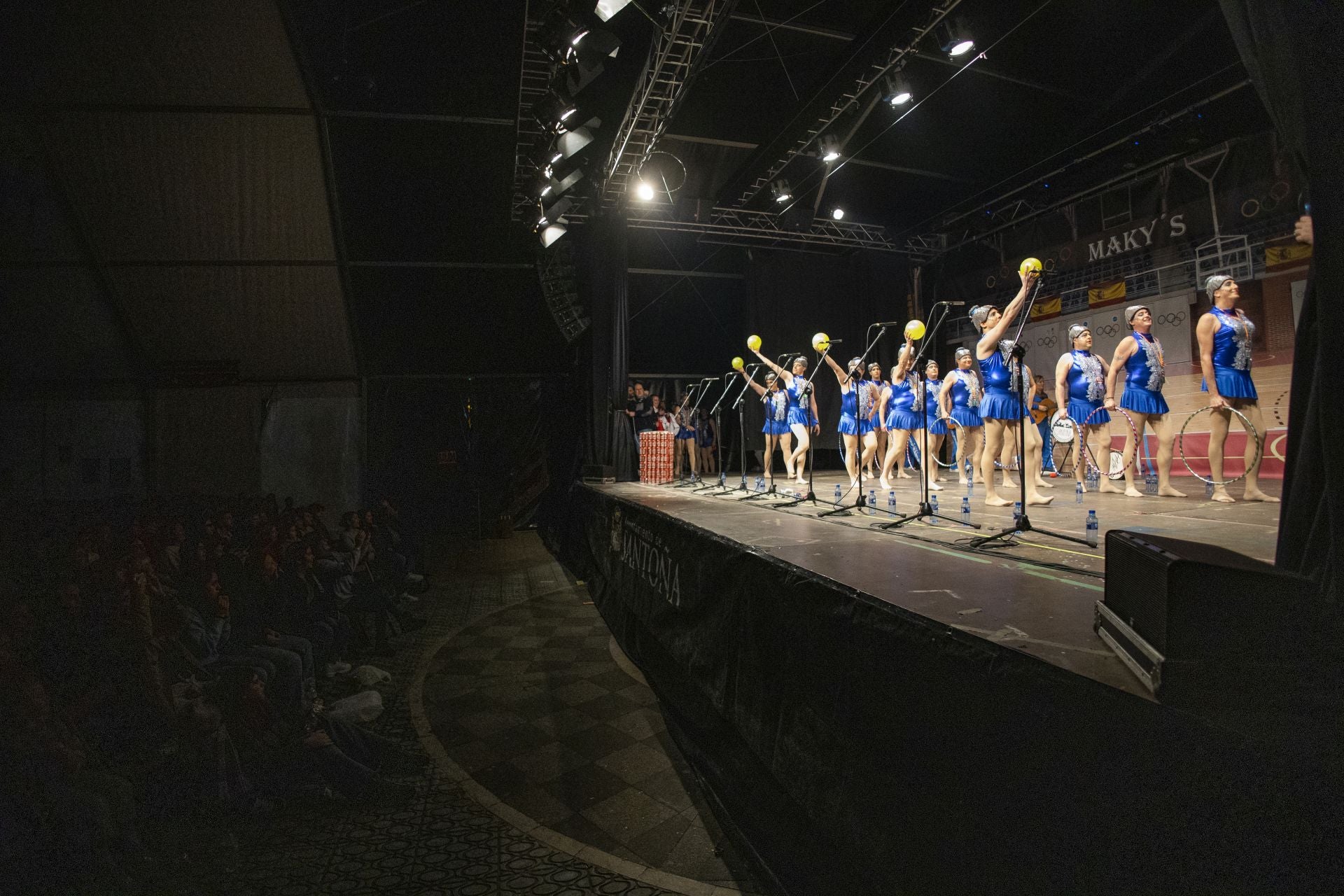 Las gimnastas de Los Maky's en su entrada al escenario.