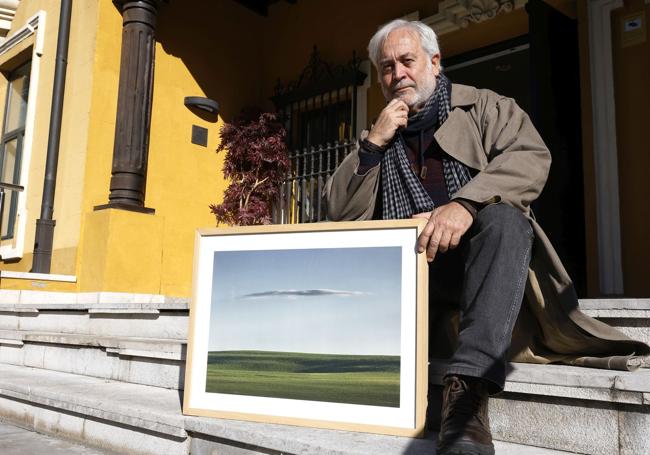 Gallego con una de las imágenes de la serie que plasman paisajes en formato fotográfico.