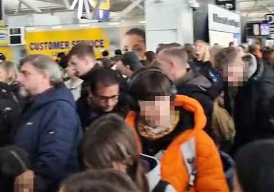 Los alumnos, en la cola de facturación del aeropuerto de Stansted.