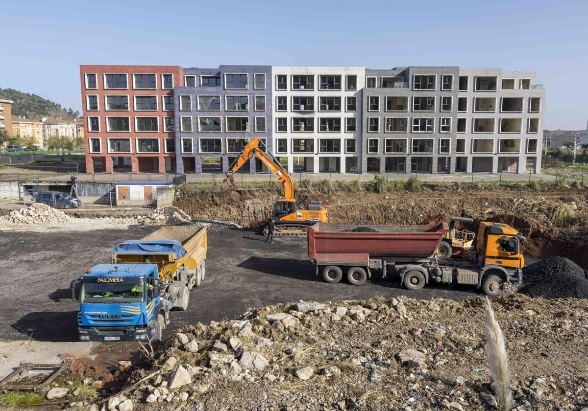 Obras en el parque que esstán construyendo delante del 'edificio de los albaneses'.