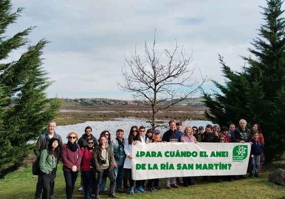 Participantes en la ruta reivindicativa para acelerar la protección de la ría San Martín.