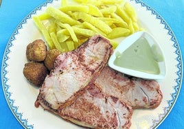 Plato combinado de lomo, queso fundido, croquetas y patatas fritas.