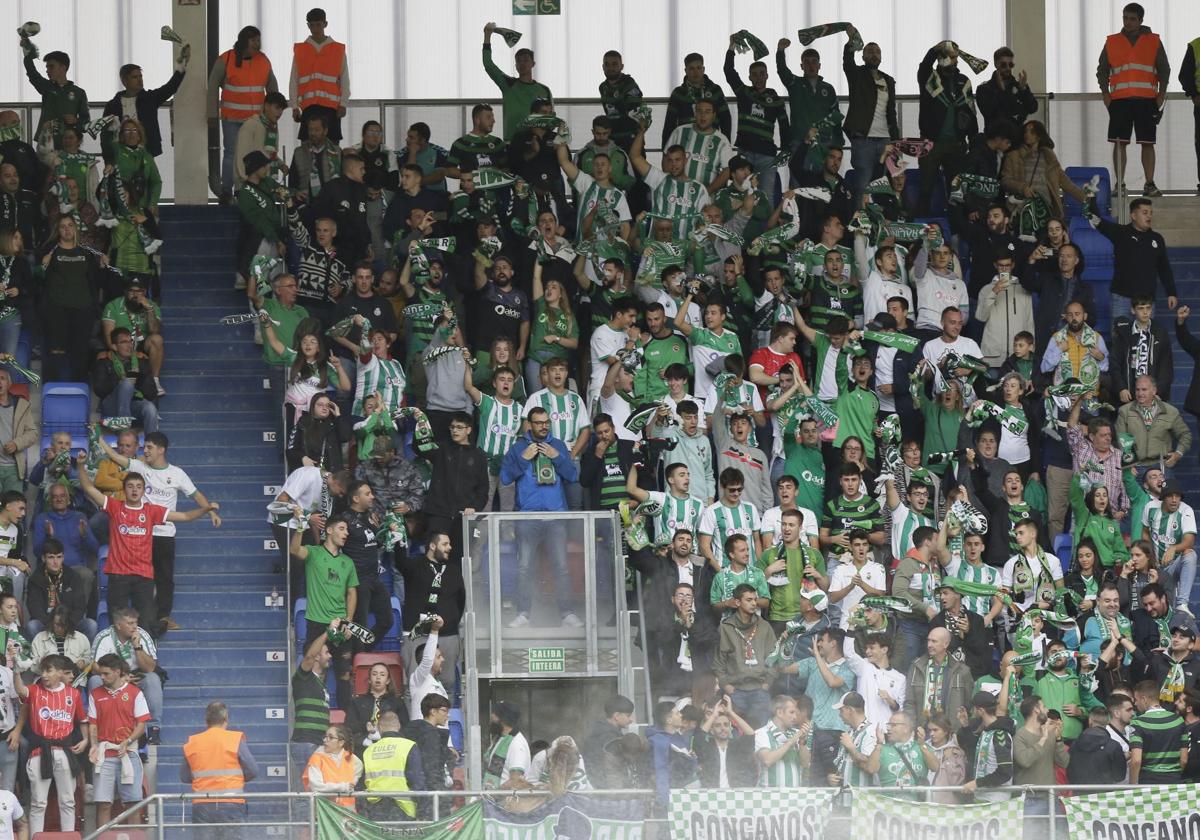 La afición del Racing, en un desplazamiento anterior a Eibar.