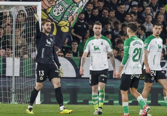 De izquierda a derecha, Ezkieta, Manu Hernando, Vencedor y Javi Montero, en el partido ante el Cádiz en los Campos de Sport.