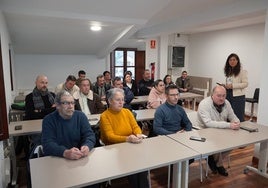 Alcaldes y representantes de asociaciones de los valles pasiegos en la asamblea para presentar la nueva forma de gestión.