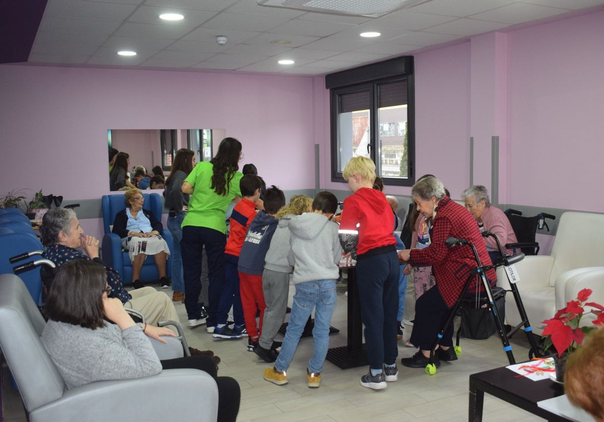 Alumnos de los colegios CEIP Bajo Pas, interactuando con los usuarios de la residencia Virgen de Valencia.