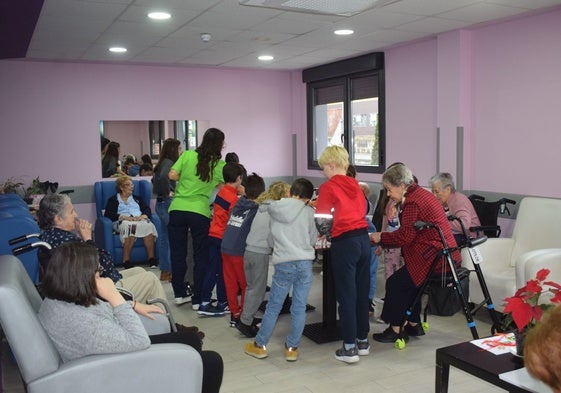 Alumnos de los colegios CEIP Bajo Pas, interactuando con los usuarios de la residencia Virgen de Valencia.