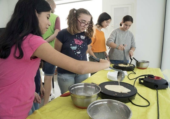 Niñas participan en un taller de cocina.