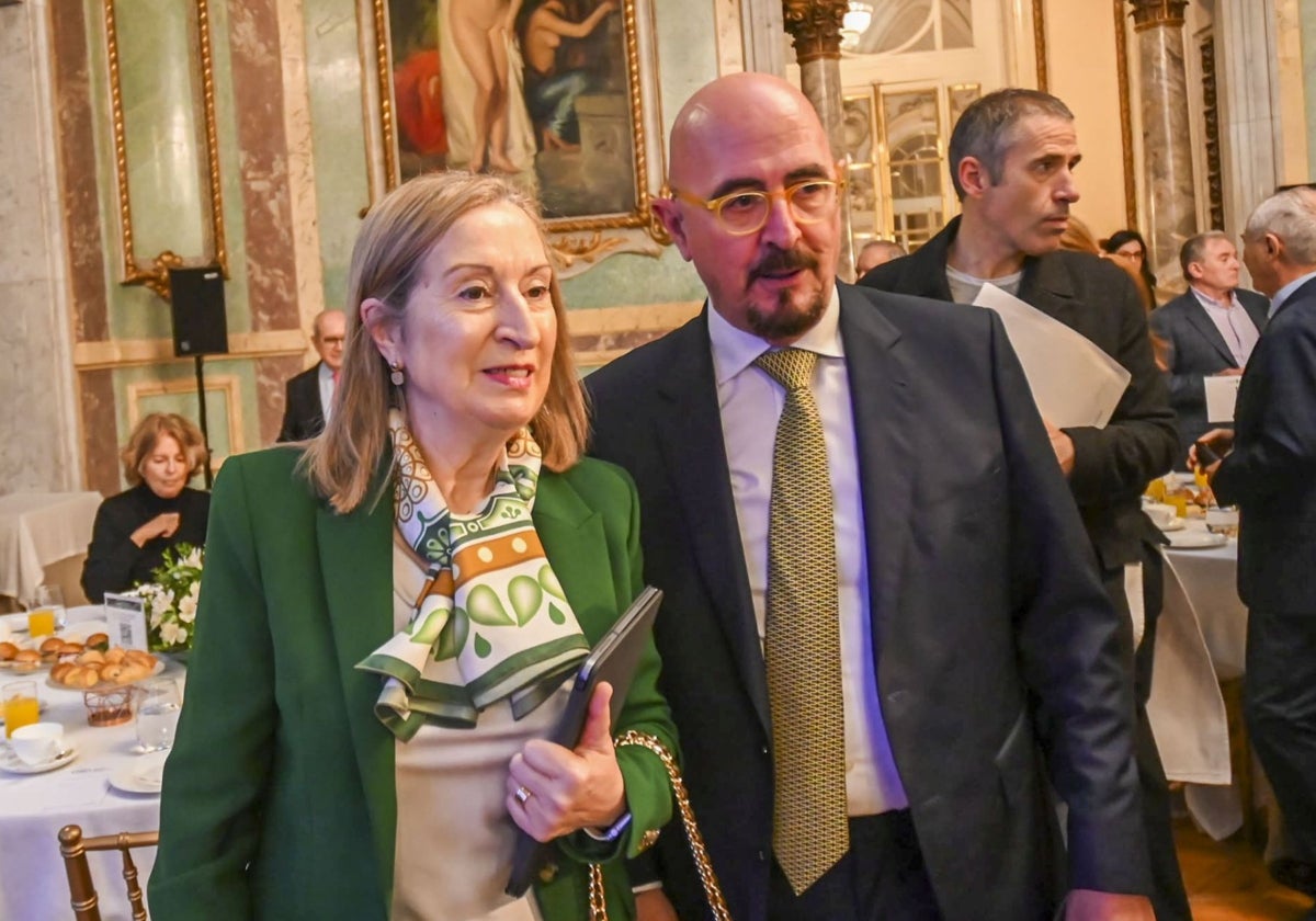 El consejero de Salud, César Pascual, junto a Ana Pastor, ayer, en el Foro Salud.