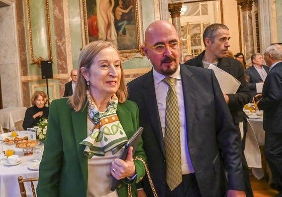 El consejero de Salud, César Pascual, junto a Ana Pastor, ayer, en el Foro Salud.