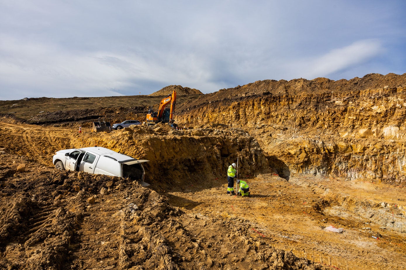 Una de las dos plataformas en las que ya ha comenzado la cimentación. Se ha excavado la tierra 4 metros de profundidad y se ha creado un canal por el que irá la toma de electricidad. Sobre ese espacio se creará el puzle de ferralla (60 toneladas por torre) y hormigón (600 metros cúbicos).