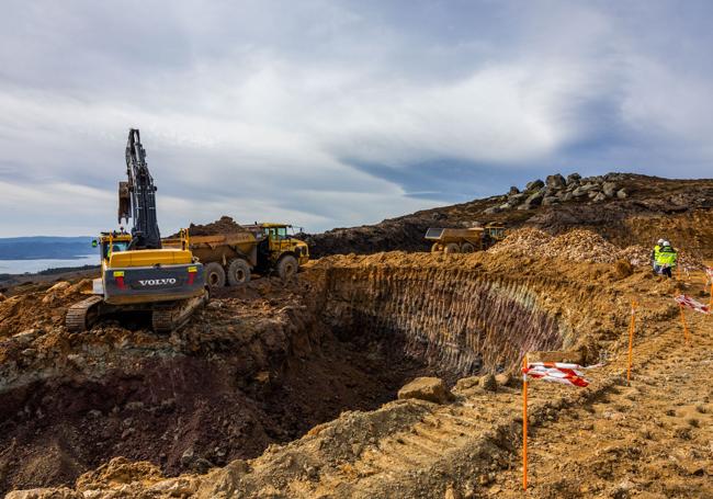 Las máquinas, ayer, trabajando en la construcción de las plataformas.