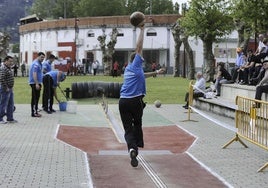 Un partido de pasabolo tablón en la bolera de Ampuero.