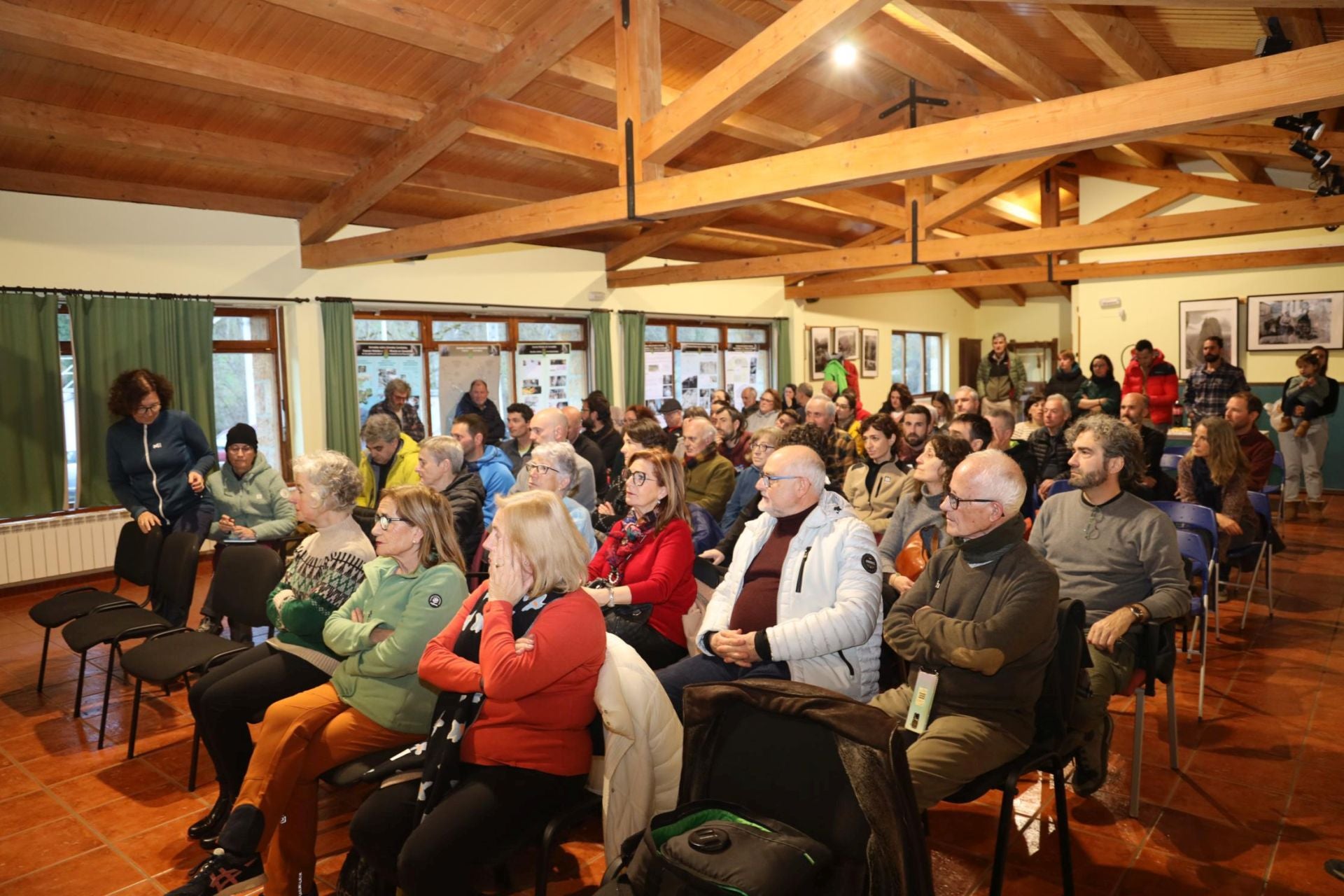 Un centenar de personas asistieron a las conferencias en el salón de usos múltiples de Camaleño 