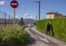 Un vecino camina por el vial que será ampliado, en Sierrapando.