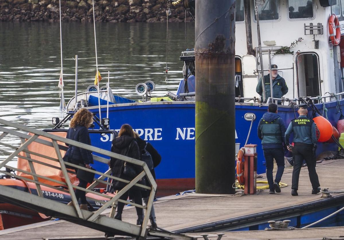 La Guardia Civil se hace cargo de los cuerpos de los pescadores fallecidos en el naufragio del Vilaboa Uno, en Santander, en abril de 2023.