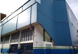 Entrada del polideportivo Emilio Amavisca.