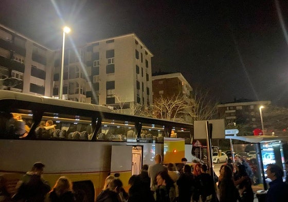 Llegada del autobús al instituto santanderino, esta pasada medianoche.