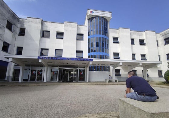 Entrada principal del Hospital de Laredo.