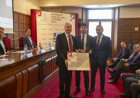 El consejero de Industria, Eduardo Arasti, y el director territorial del Banco Santander en Cantabria, Manuel Iturbe, entregan el premio al ganador de Cantabria del año pasado, Fernando Carral de West Packaging.