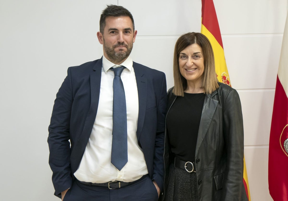 El nuevo director de Solvay en Barreda Pablo Alonso junto a la presidenta María José  Sáenz de Buruaga.