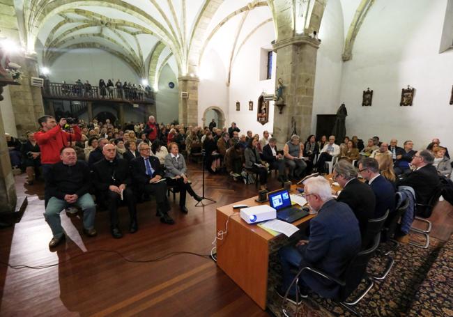 La iglesia parroquial se llenó para celebrar la velada académica y literaria, entre lecturas y sonidos.