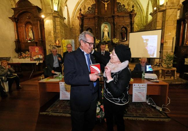 González de Posada recibió la Estela, una placa, un poema y un retrato.